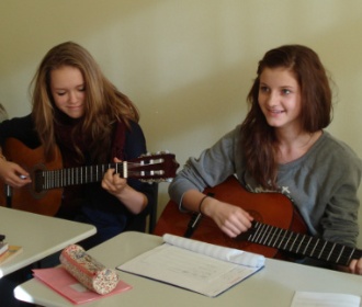 Praktisch orientierter Musikunterricht in Klassenstufe 8 bei Frau Geisler